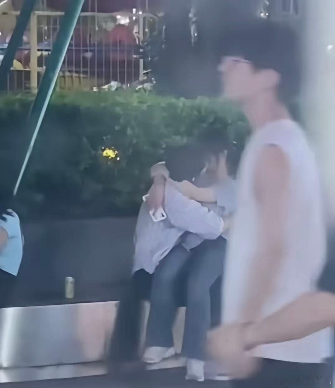 到处都是人呀，一会都忍不住吗…..[笑cry] 