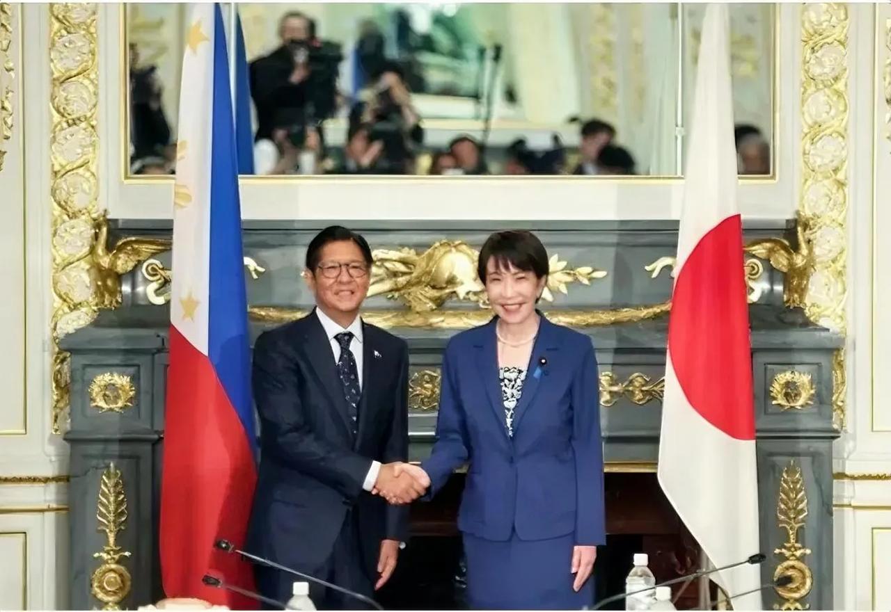 感觉菲律宾总统小马科斯在日本首相面前很“卑微”，日本主导了两国的关系，菲律宾只能