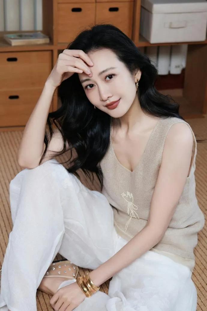 救命！王鸥真的把“松弛感”穿明白了！😱
浅卡其针织背心也太温柔了吧，胸前的刺绣