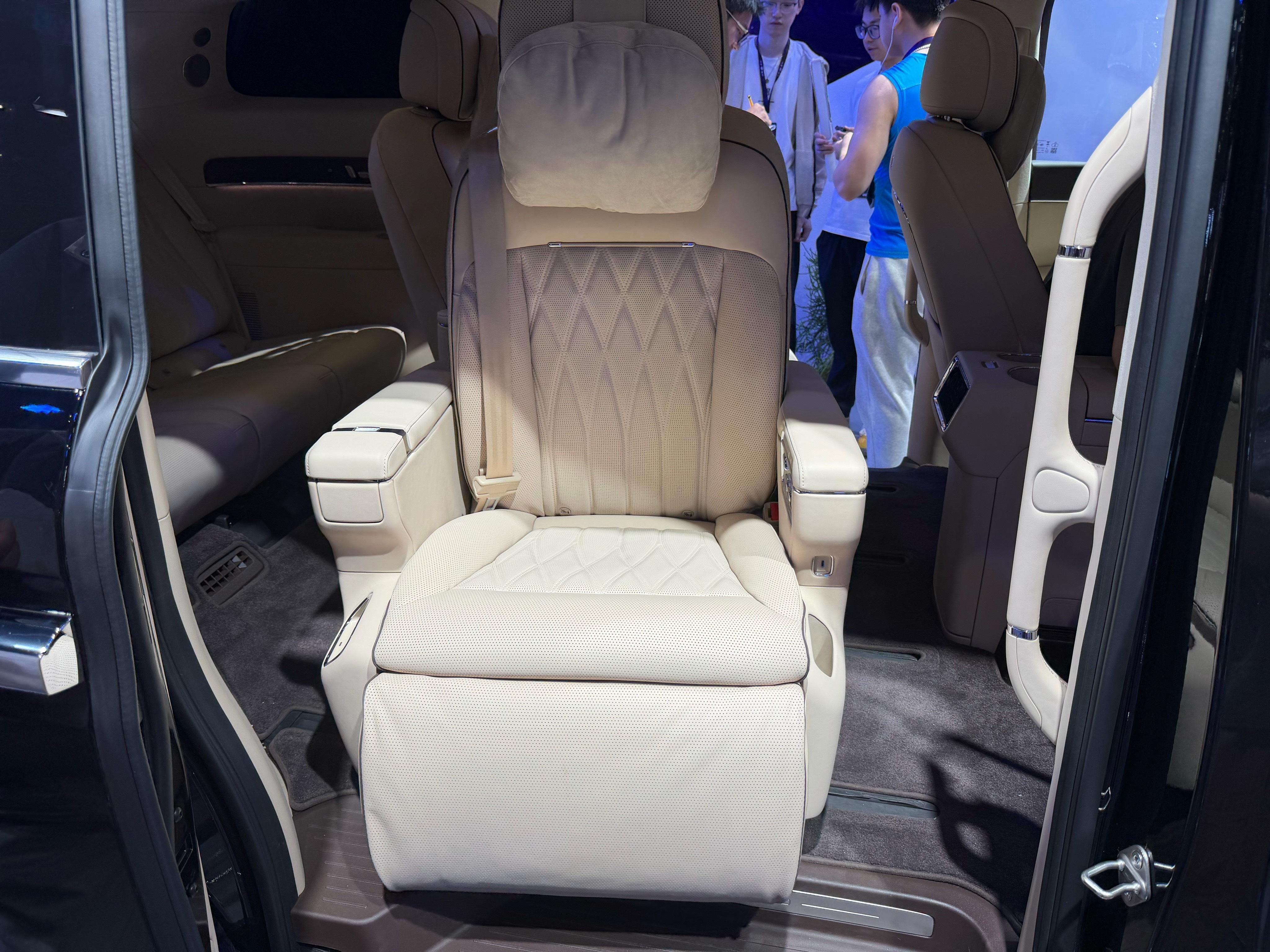 北京车展鸿蒙智行展台最新发布的智界V9绝对算得上本届车展热门车型，配置上智界V9