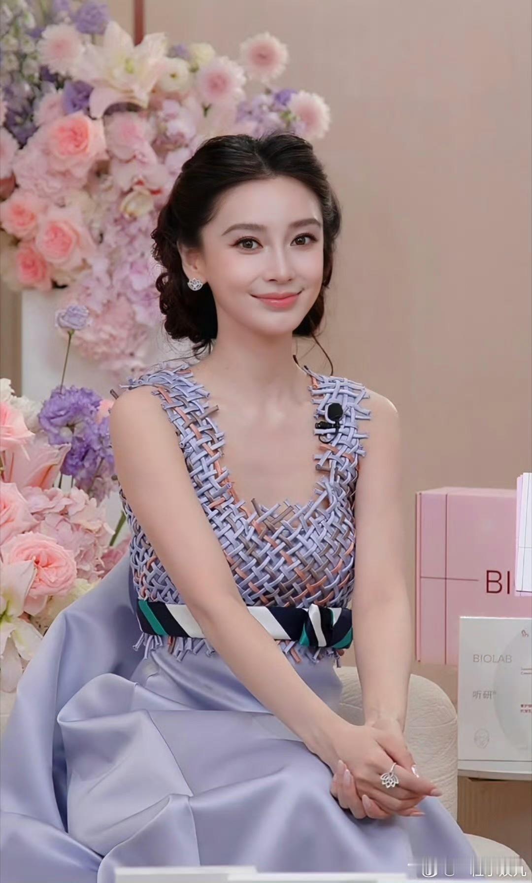 漂亮的女人就是要富养
杨颖真的给所有人提了个醒，那就是不论你多漂亮，底子有多好，