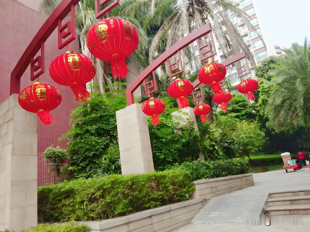 踏莎行：元旦
树挂花灯，楼披锦绣。神州十亿同欢度。笙歌曼舞闹今宵，人头攒动知无数