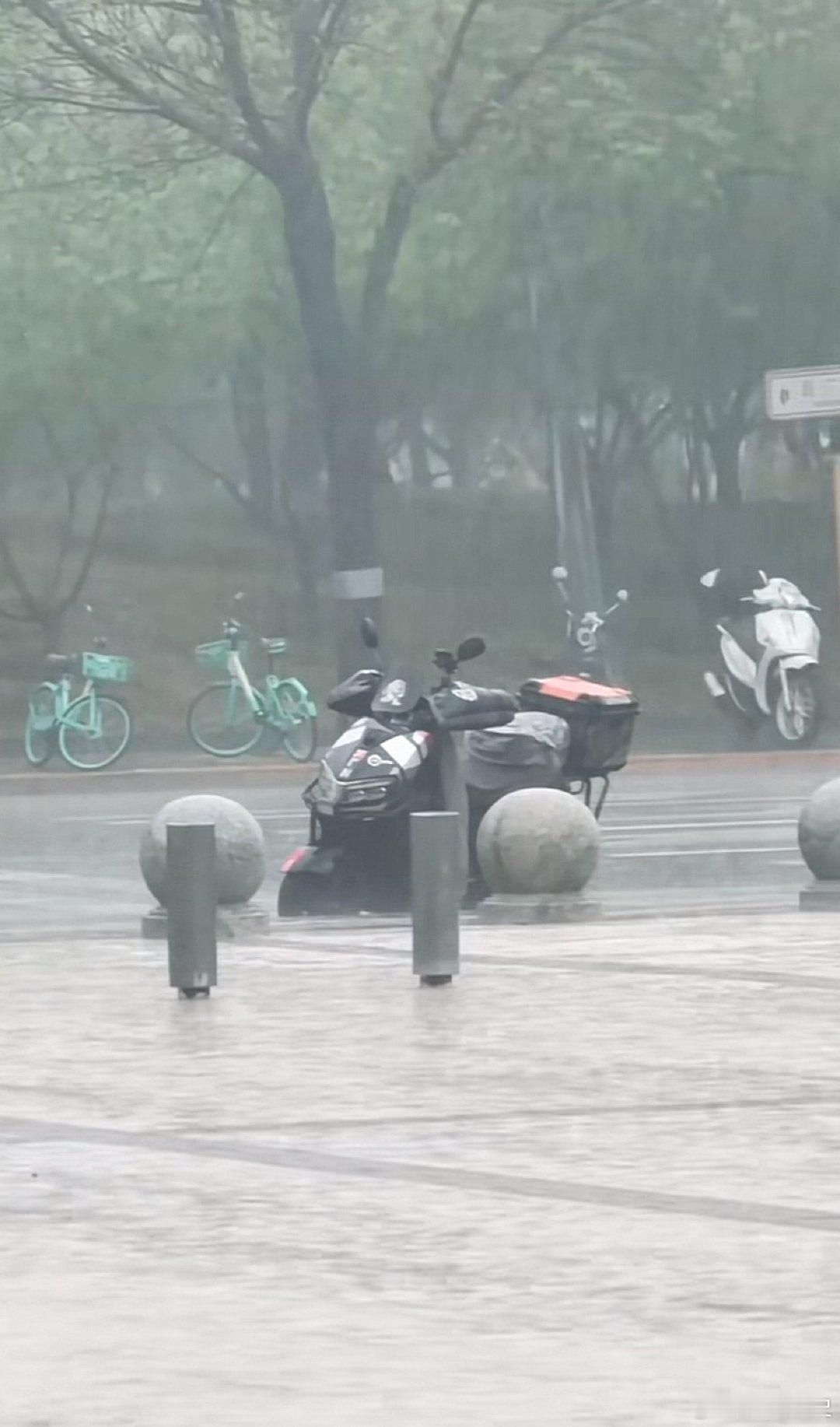 地球或今年冲击高温极限今天北方的雨就来的格外的大，一般夏天才能见到 