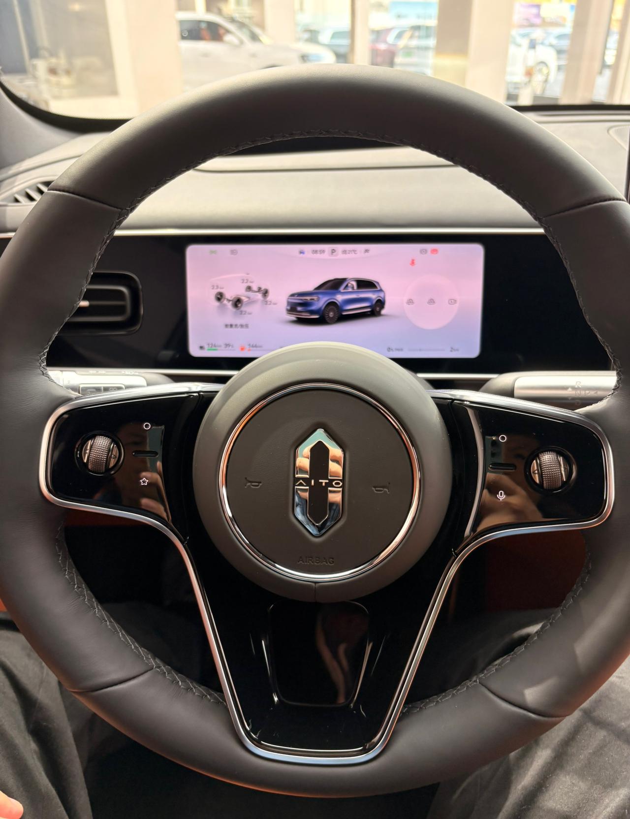 新款问界M7试驾体验

本来想去店里面看问界M6的，可惜试驾车被人开出去了，销售