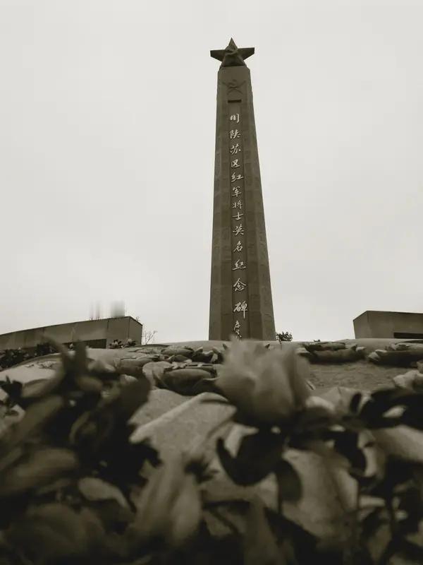 哪有什么岁月静好，
不过是有人替我们负重前行。

战争年代，他们以血肉之躯挡强敌