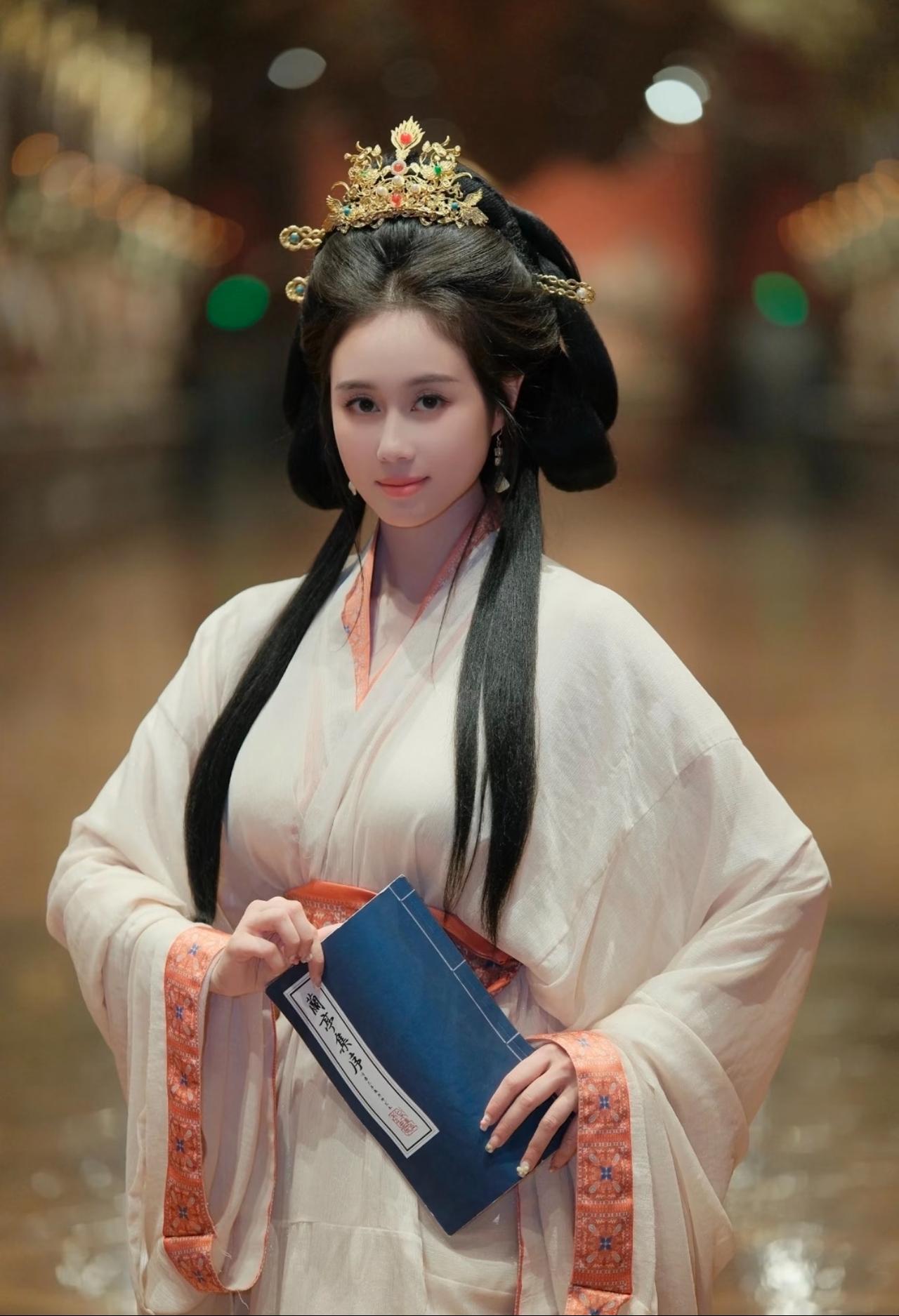 何超欣长得漂亮是漂亮，就是长相太现代了，所以古装造型看起来怪怪的。

而且这个扮