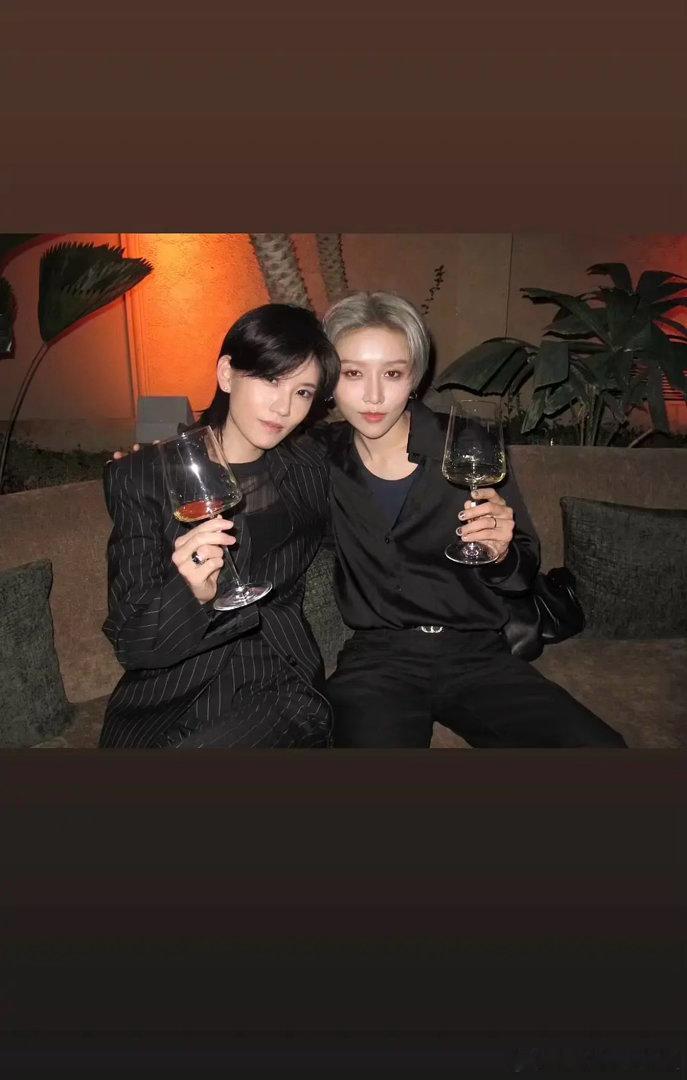 THE9俩位中性风队友同框，陆柯燃（左），刘雨昕（右），谁赢了？ 