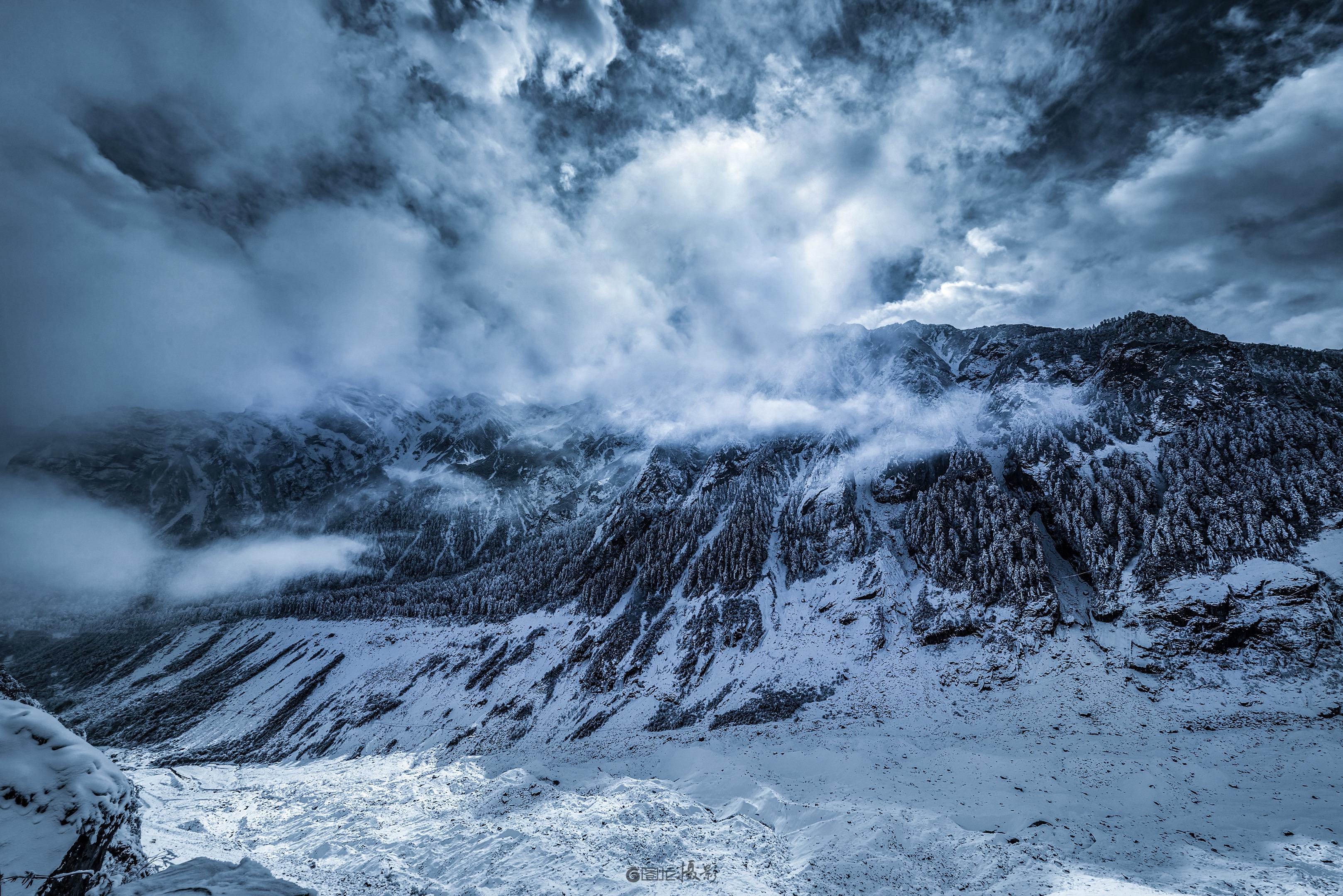 雪途寻光。这帧海螺沟的雪色，是2016年1月嵌在记忆里的冷与暖。雪粒子...