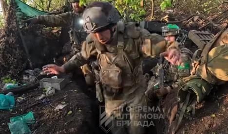 近日，一个备受瞩目的乌克兰战斗旅在哈尔科夫地区的战斗中俘虏了数十名俄罗斯士兵。
