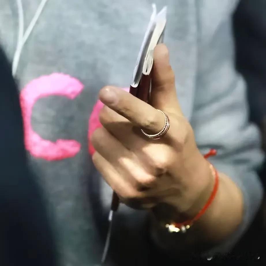 不管
就凭战战手上的同款红手绳我就可以肯定他手上拿着的红本本就是我俩的结婚证
不