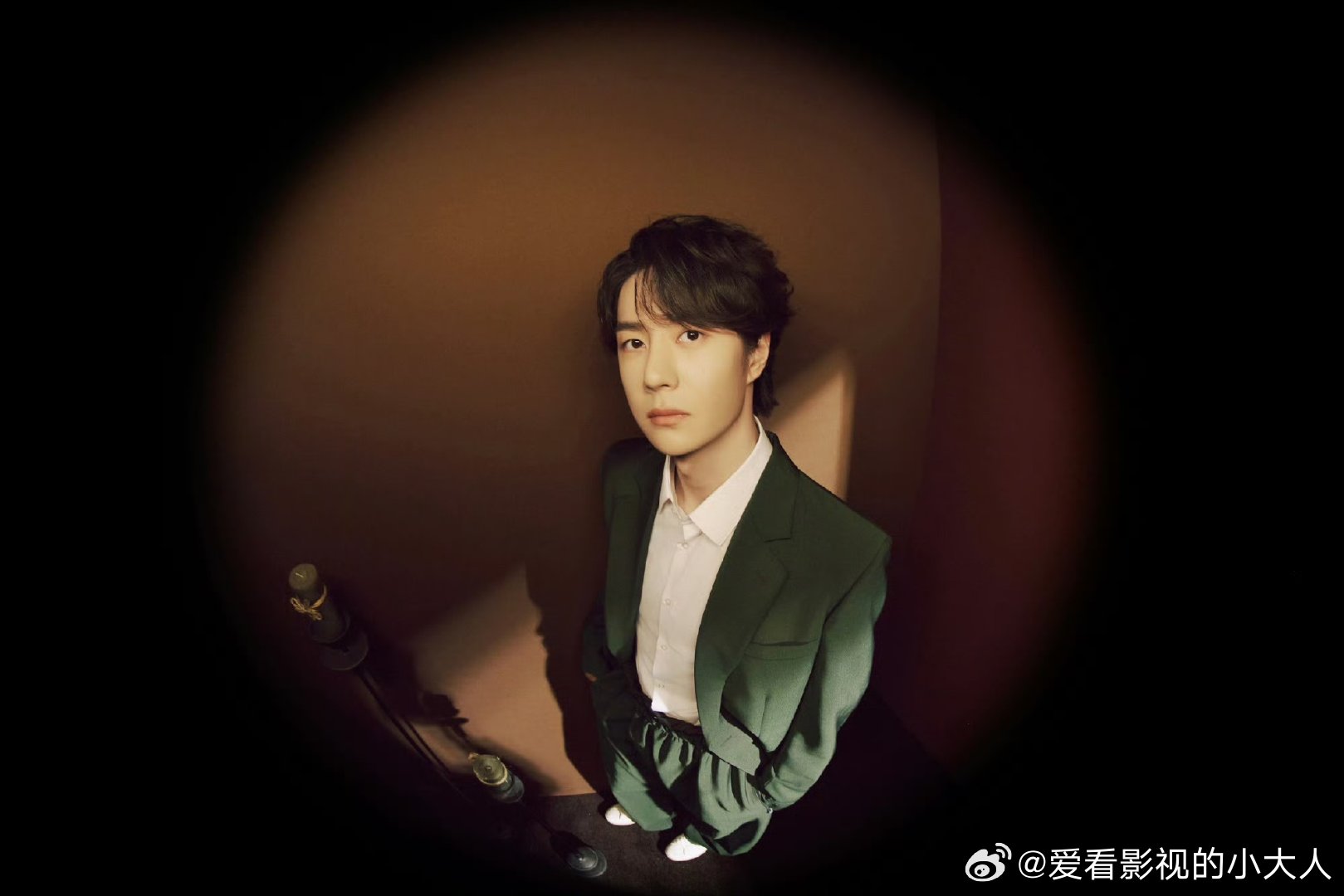 王一博元宵节墨绿色西装 王一博元宵节营业，墨绿色西装帅到心坎里了鱼眼镜头下的王一