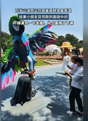 三四岁的小孩子没有问题，他的妈妈问题才大的多。
没劲拉不住自己的小孩子，抬胳膊时