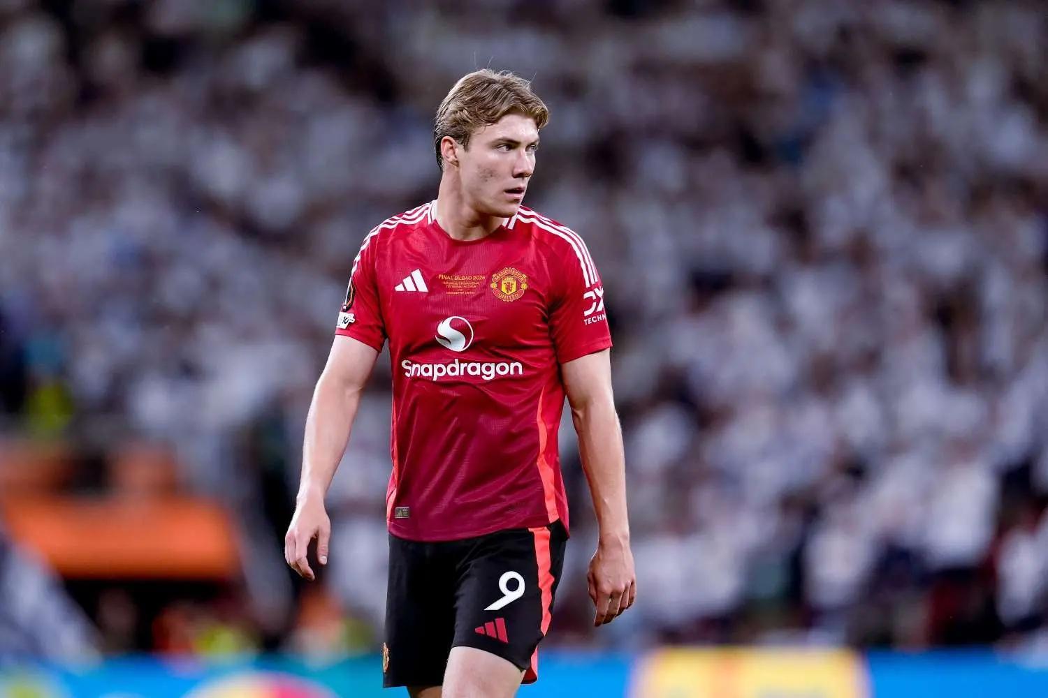 霍伊伦在那不勒斯确实肉眼可见涨球：身体更硬、跑位更聪明、终结也稳了不少，完全踢出