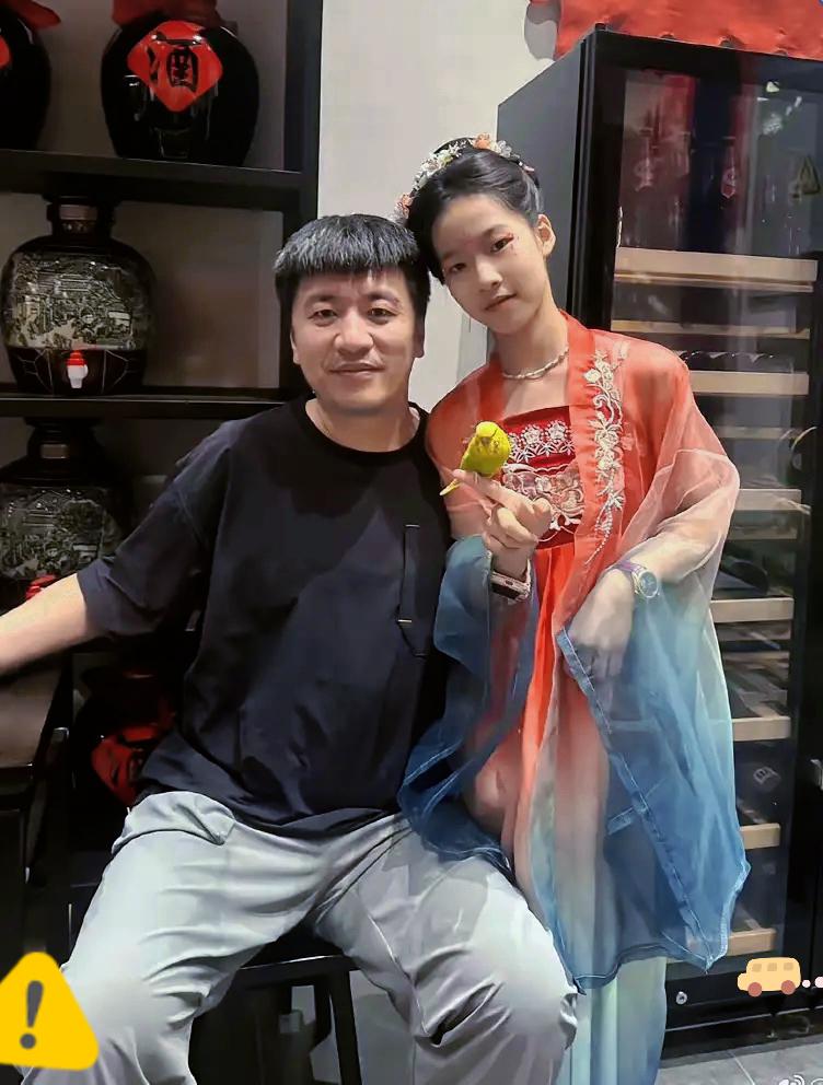 张雪峰的离开，
最意难平的从来不是他的事业与光环，
而是
那个才11岁的女儿张姩