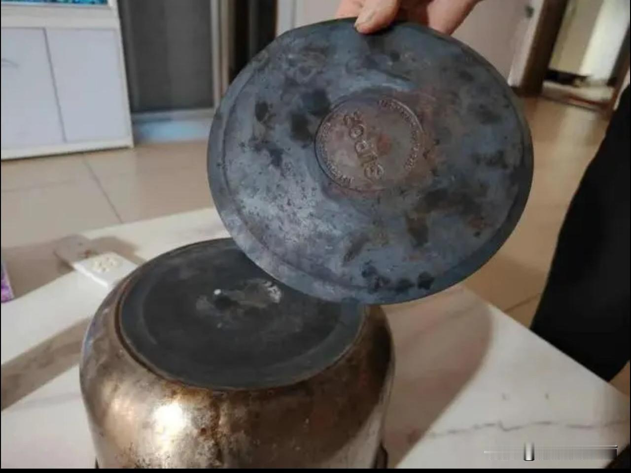 买了一压力锅，煮饭70天，突然锅底爆裂脱层，
找苏泊尔客服，说愿意维修，
但需自