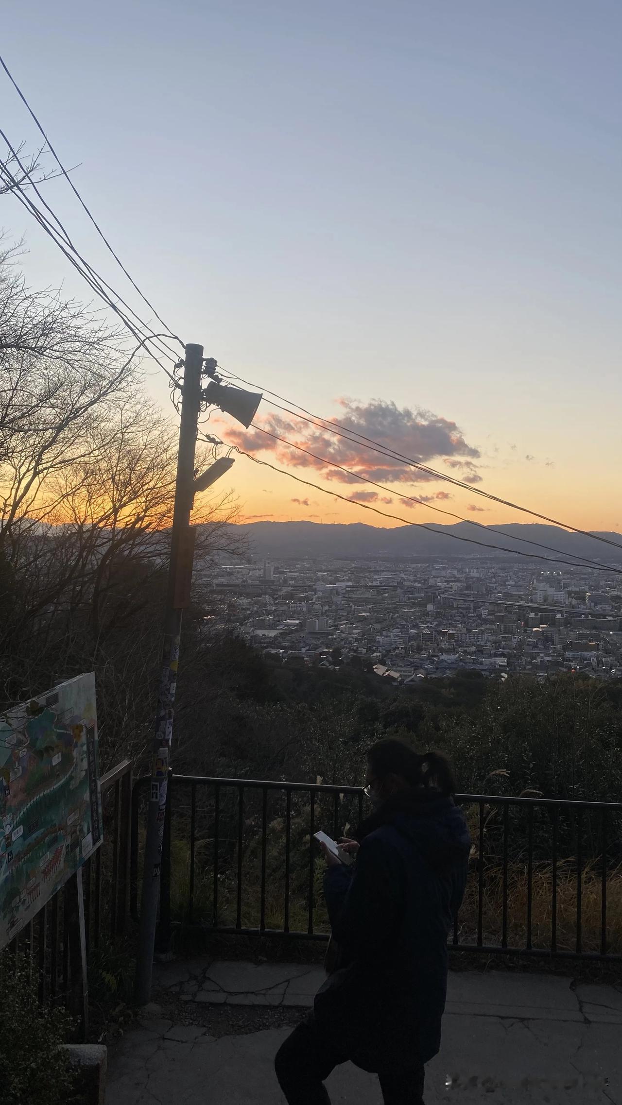 黄昏，山下的东京市区，像三线城市