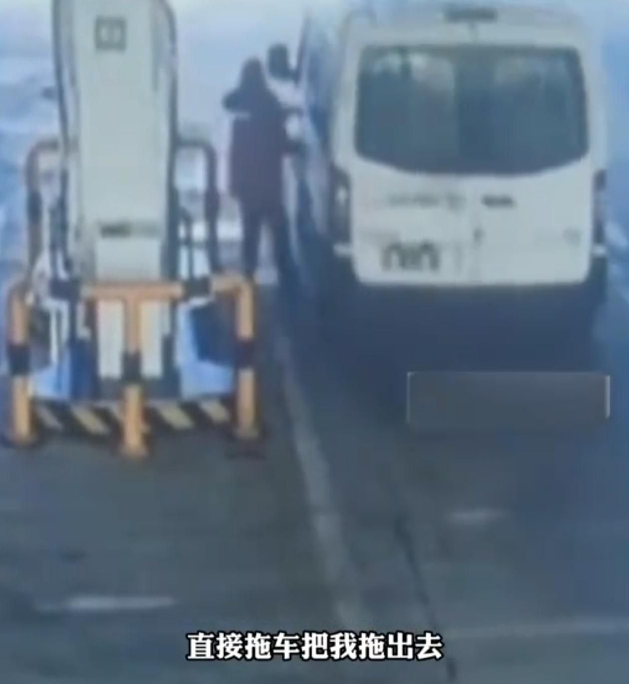 2025年12月16日，山东泰安一加油站发生一起加油逃单事件。一辆悬挂模糊临时牌