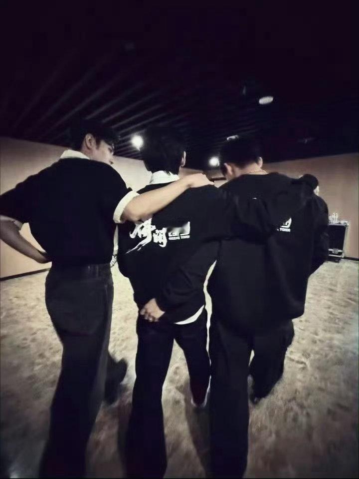 肖战得闲男团肖战彭昱畅得闲男团 肖战彭昱畅得闲男团！太帅了 