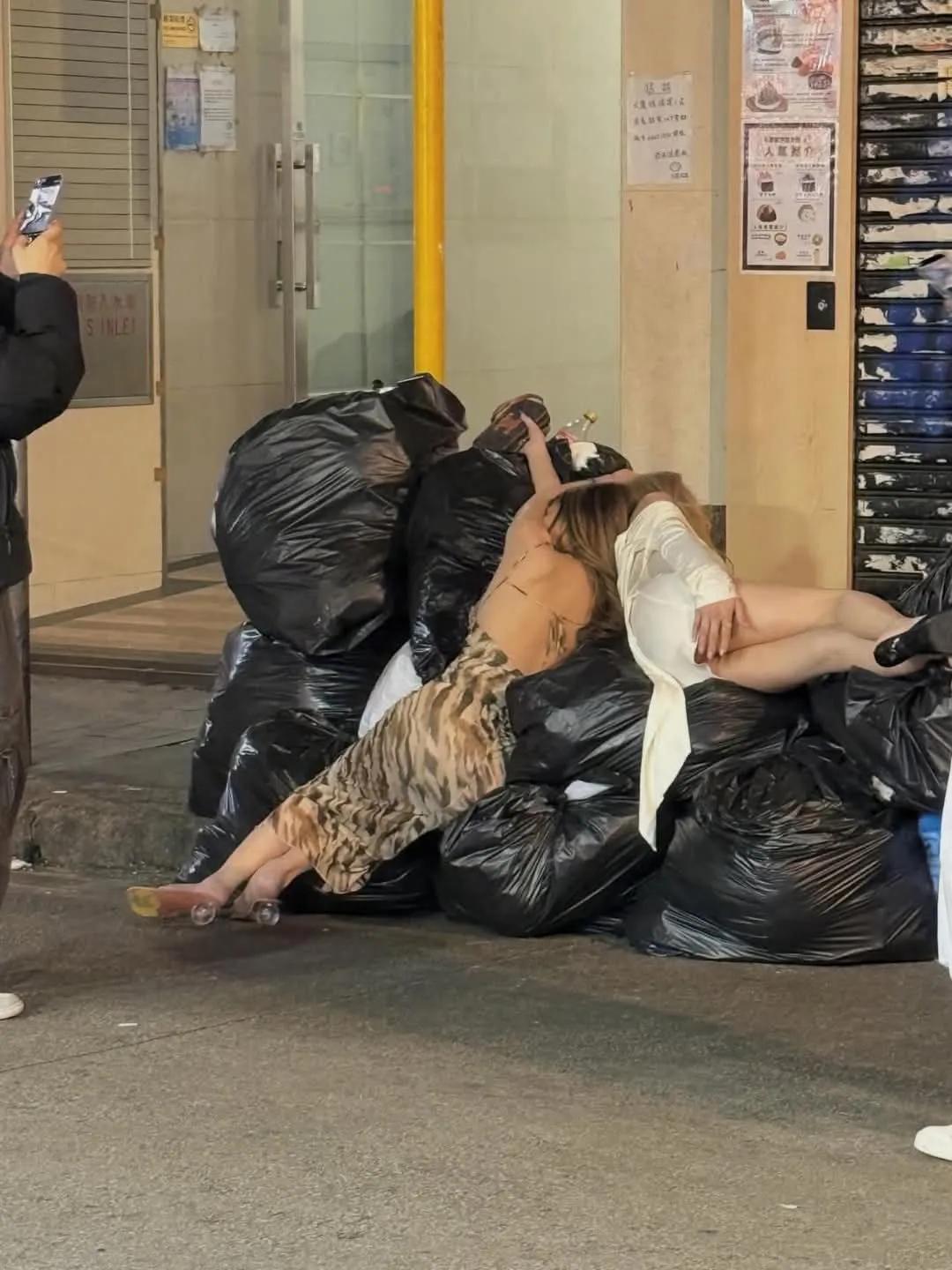 这是谁家妹子，是被扔垃圾堆了？还是喝醉了找地方睡觉？要不要过去提供帮助？