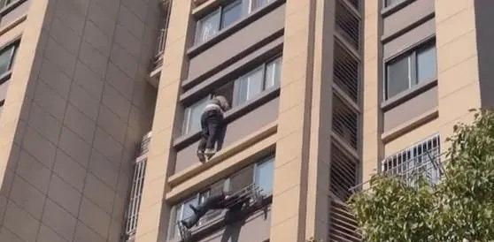 近日，江苏南京一老人从15楼摔落至7楼窗子上，物业保安队长张伟从楼上爬下踩在窗台