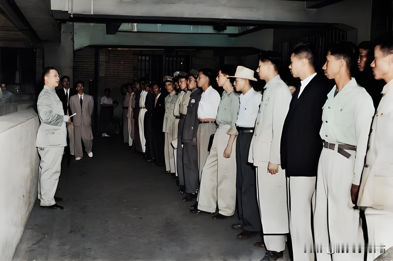 1948年，上海市市长吴国桢就如何应对非法囤积行为的问题，向市政府全体工作人员发
