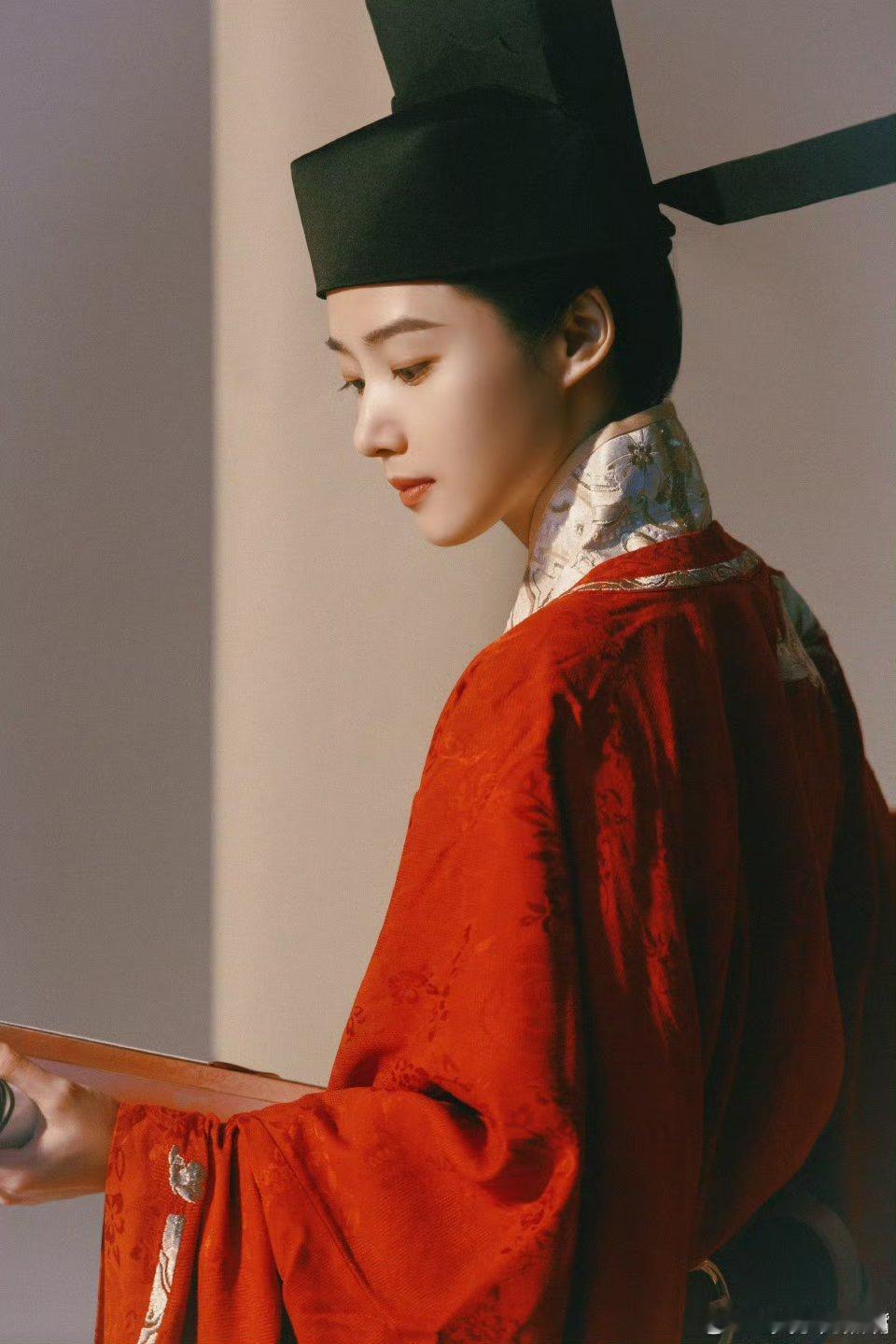 卢昱晓一个人就是一部古偶身着状元服的卢昱晓书卷气扑面而来，鹅黄色古装又元气满满，