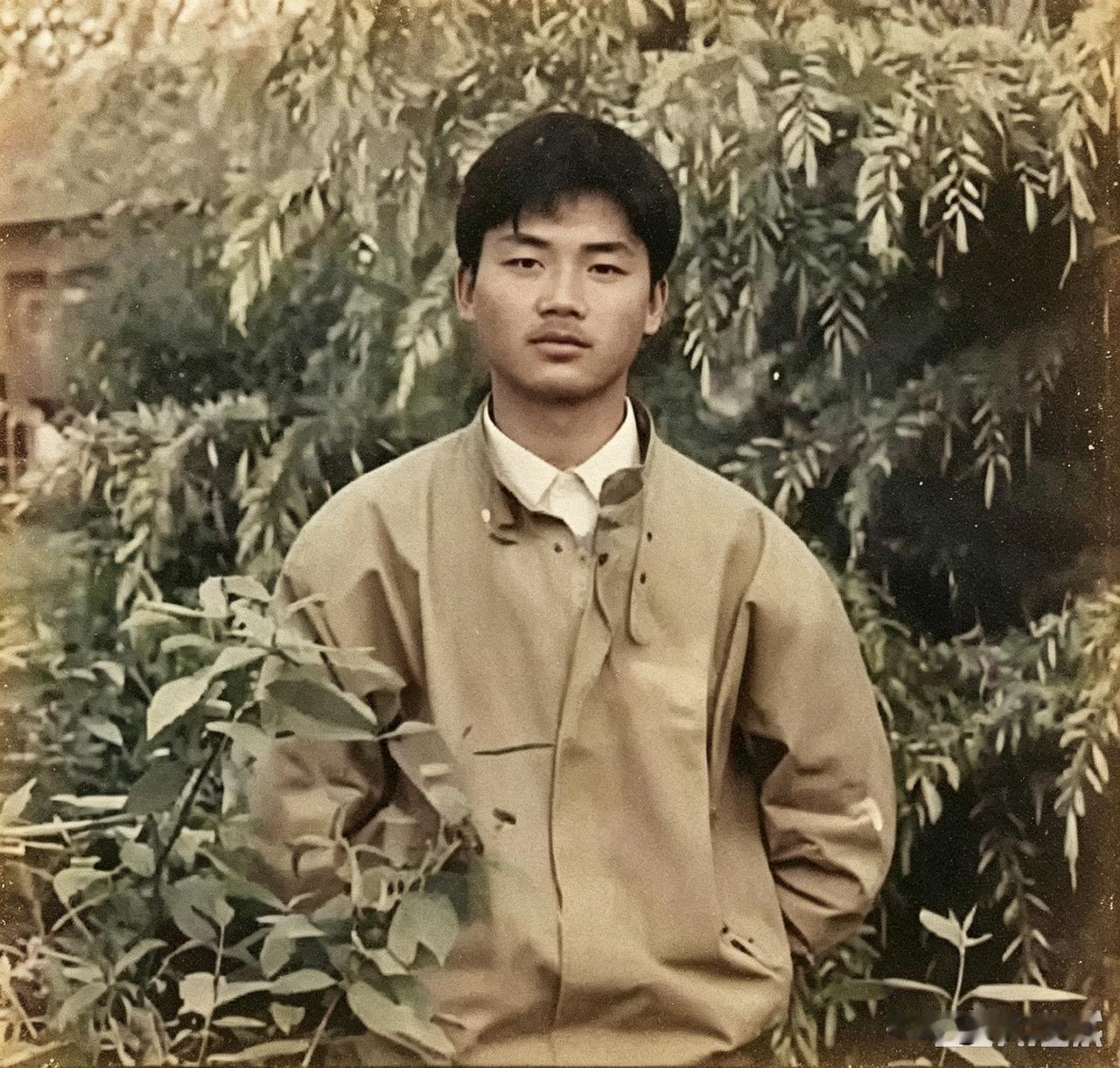 青年时期的刘强东，身着朴素，神情沉稳，眼神透着一股坚毅。