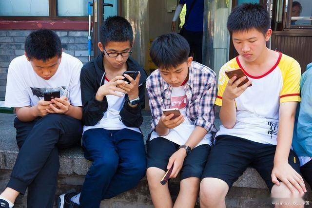 #韩国拟立法禁止在中小学校园内使用智能手机# 建议向韩国学习！按韩国媒体说法，随