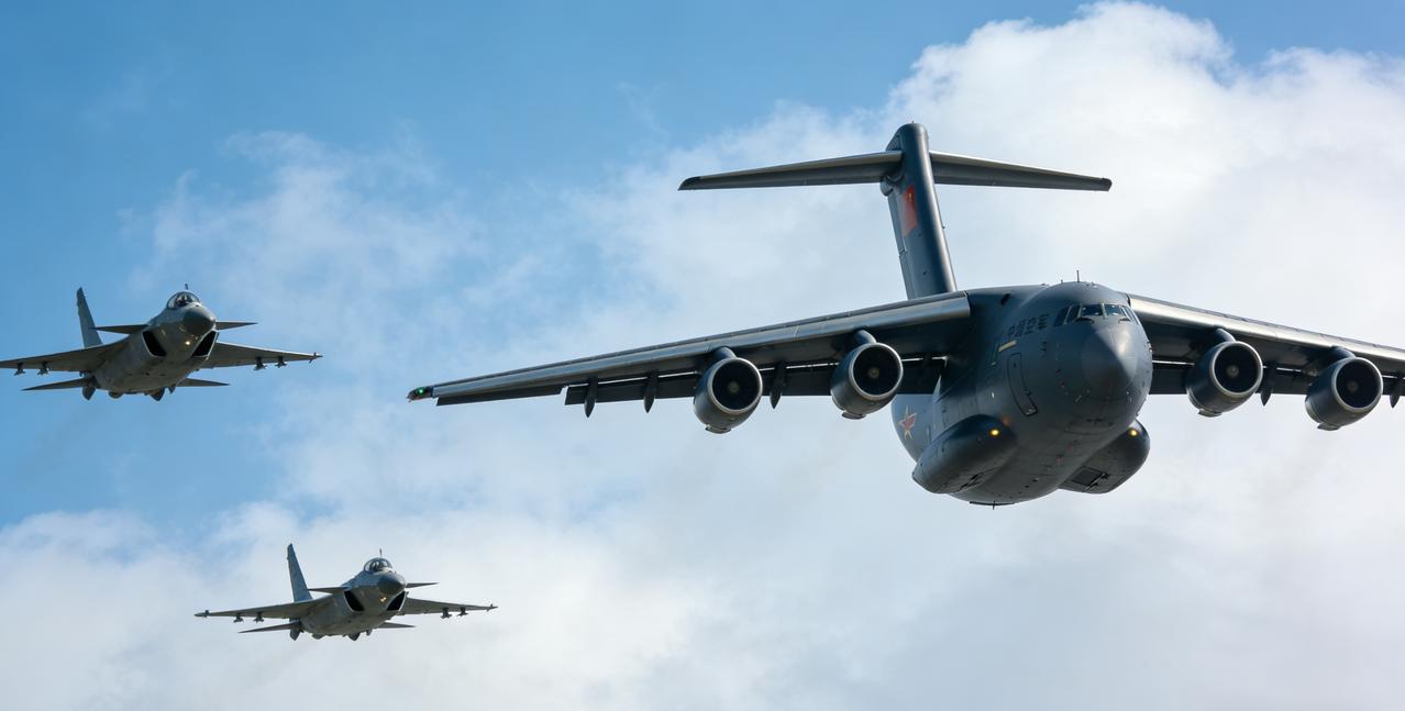 胆大包天！两架外国战机展示导弹对我军远海训练任务的特种飞机进行挑衅。
2025年
