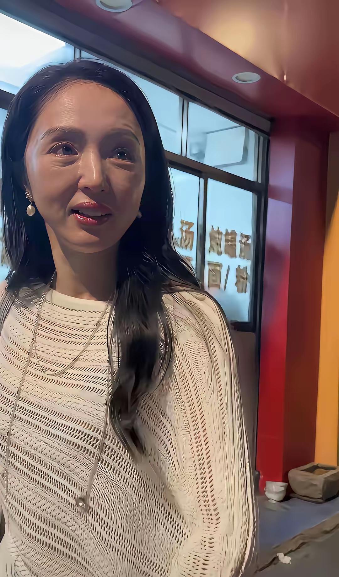 原来，50来岁的徐静蕾也依旧喜欢少女的打扮呀，年轻时候的徐静蕾最喜欢的就是扎两个