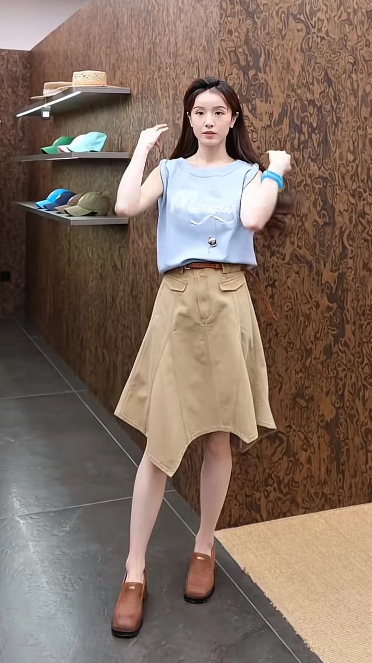 张雅琪这每一套都土的出奇每一个单品都搭的不好看，雷霆牛仔裤加雷霆腰带配上厚底凉鞋