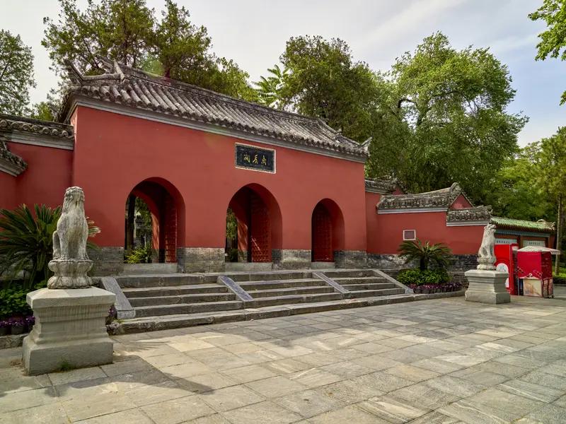 诸葛亮躬耕地的“历史共识”，其实早有定论。国家层面认定南阳卧龙岗诸葛草庐是诸葛亮