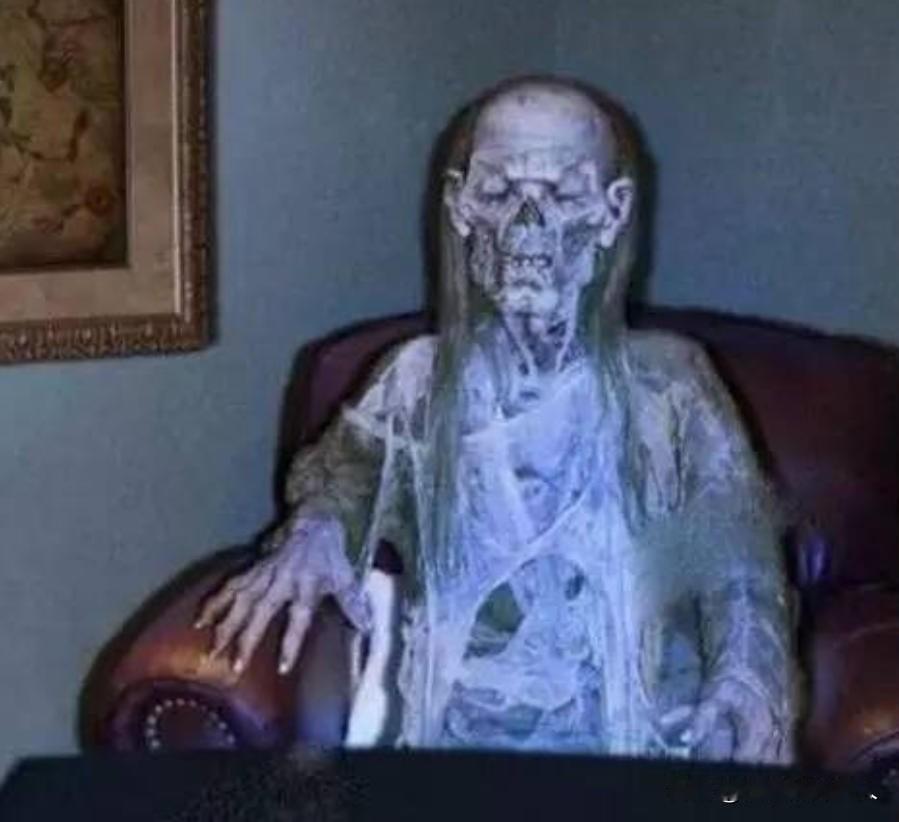 2003年，英国伦敦一独居女子在家中看电视时因哮喘发作去世，两年多一直无人发现，