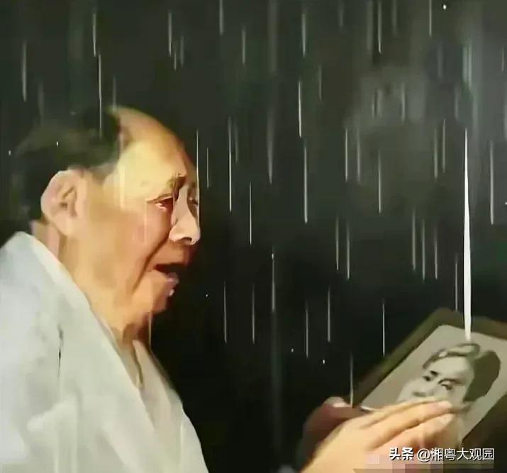 多少个夜深人静的晚上，毛主席抚摸着长子毛岸英的遗照老泪纵横……

毛岸英是毛主席
