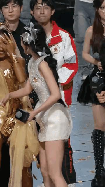 杨幂一改几天前盛典的拘谨和黑脸，彻底放飞了自我。
长及脚踝的金色长裙变成了短至大