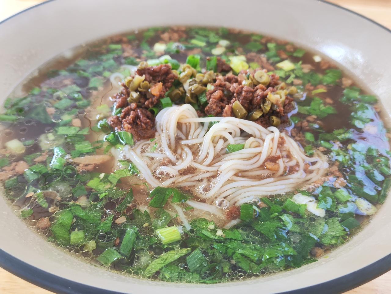 杂酱酸豇豆米粉，肉汤鲜醇浓郁，米粉滑溜溜吸满汤汁。肉末酱香十足，酸豇豆脆爽解腻，