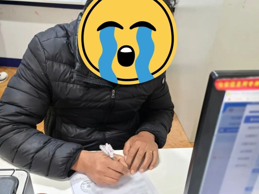 昆明一路口交通标牌现餐厅广告，警方：老板趁夜搭梯子贴的