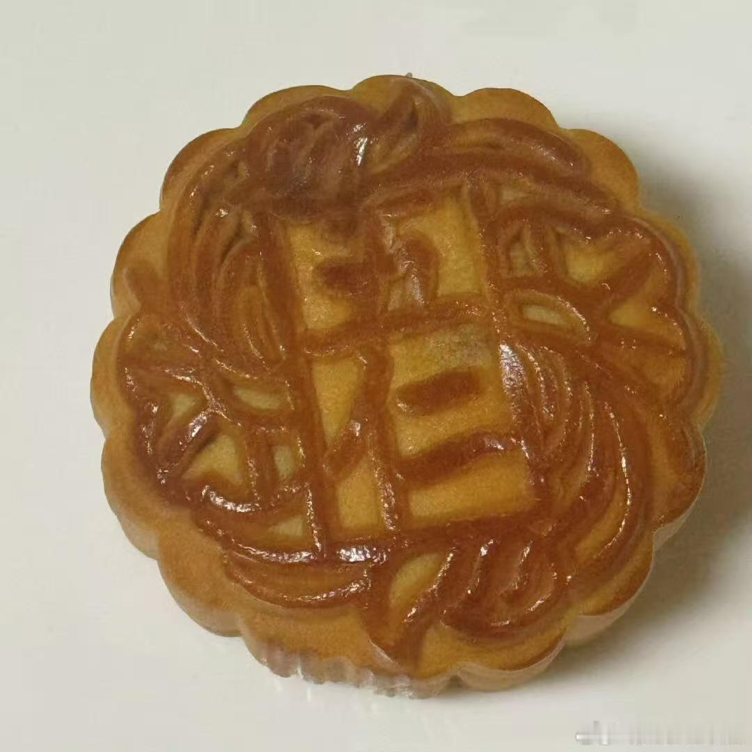 白宇中秋吃的是五仁月饼中秋的仪式感被白宇拿捏住了，偏爱经典五仁月饼，越经典越好吃