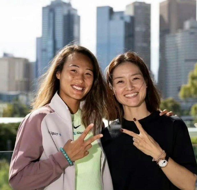 李娜与郑钦文居然意外的相似，据说颧骨高的女人个性强，不服输 ​ ​​​