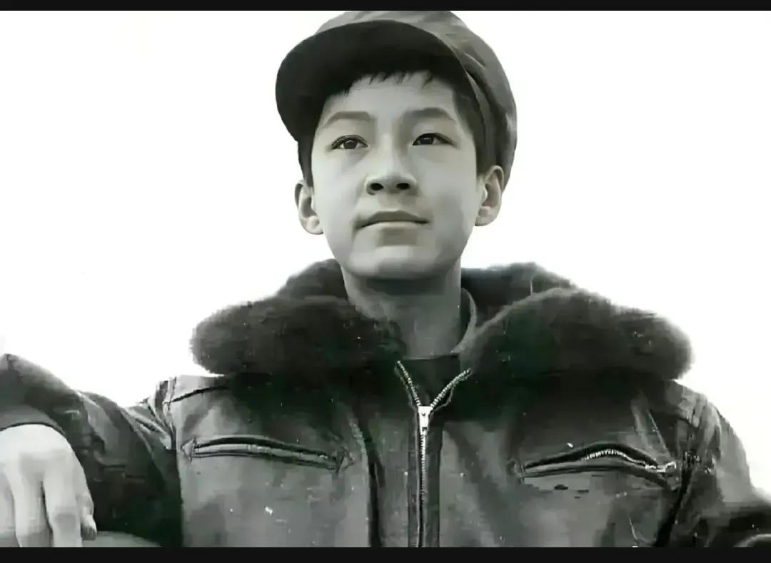 1974年，一个穿着皮夹克的12岁少年，留下了这一张照片，后来的他火遍了大江南北
