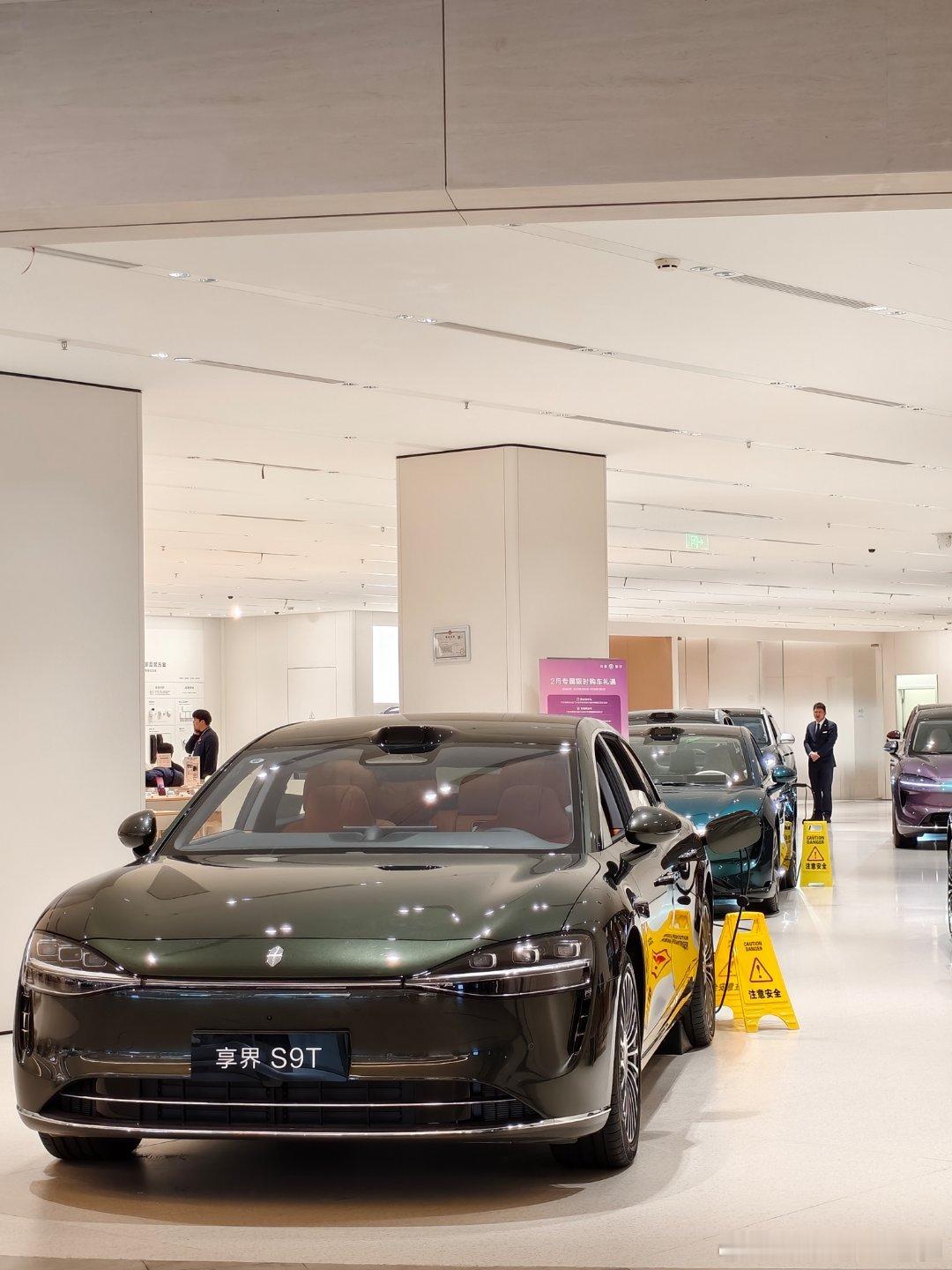 我发现现在华为门店里的车是越来越多了，简单的目测了一下就有七八台，今年三境上市后