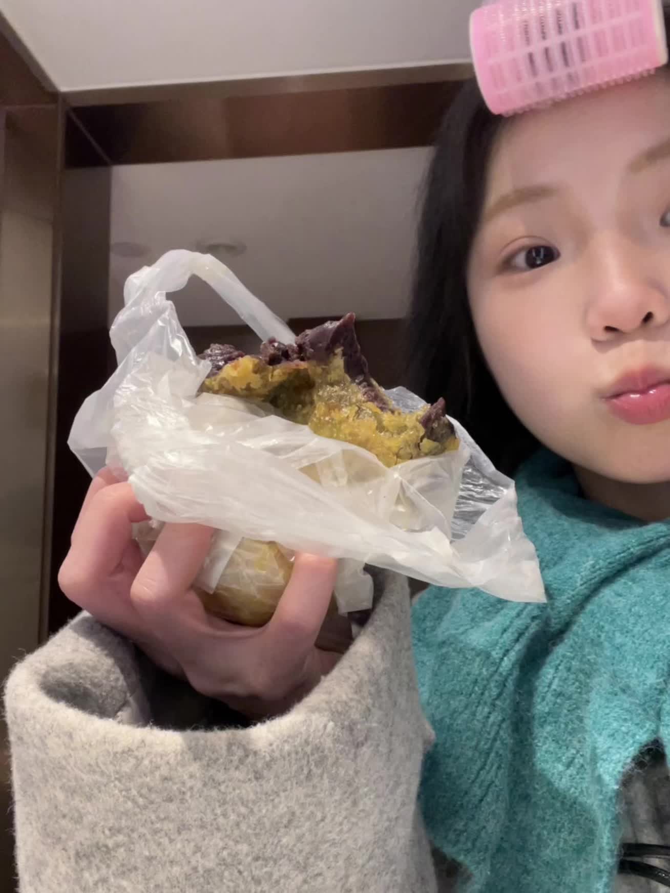 2024.12.27 一个人赶飞机前吃了牛街买的北京的炸糕和牛肉烧饼。...