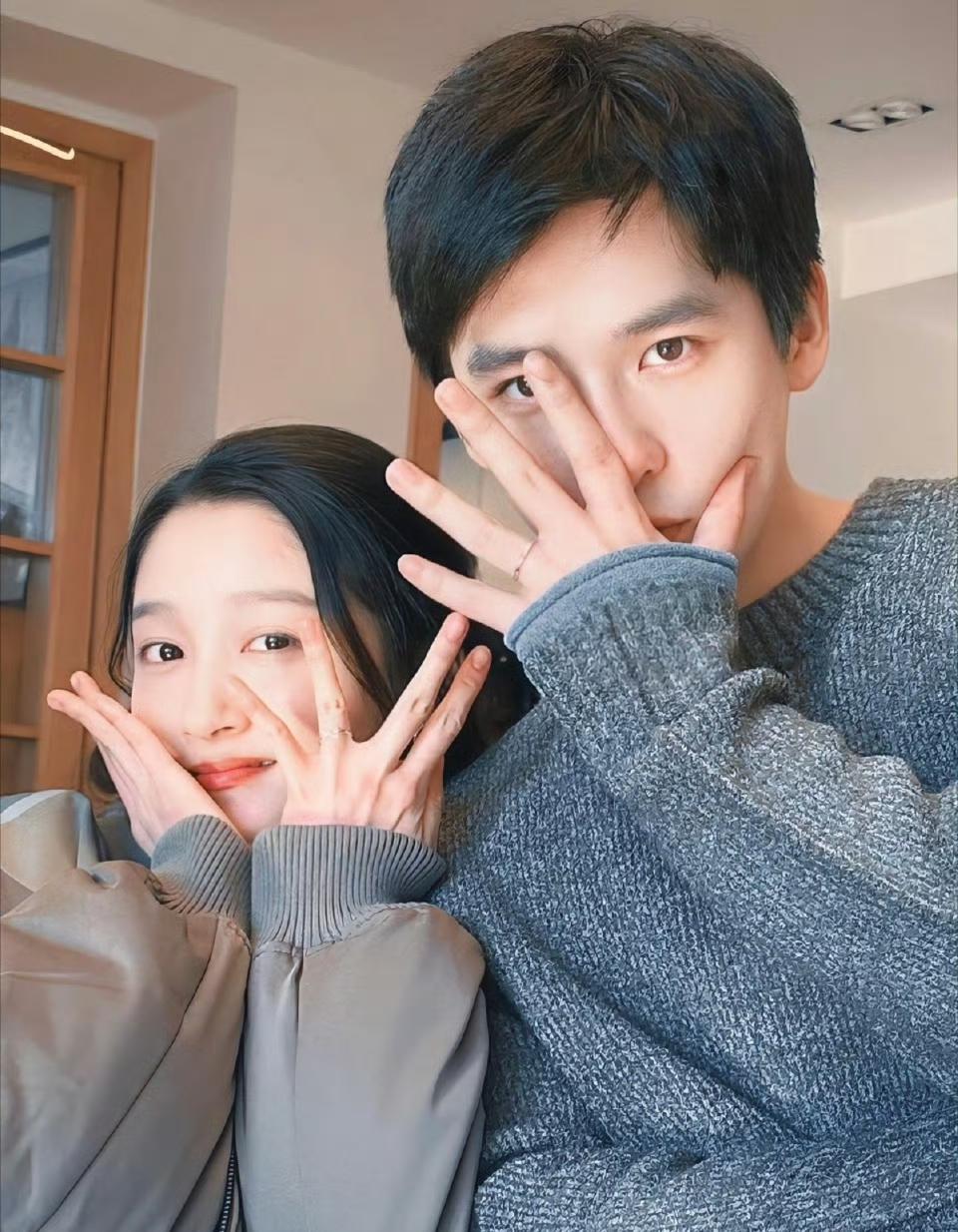 12月20日，一大早关晓彤王安宇突然冲上了热搜，起因是知名狗仔刘大锤说关晓彤王安