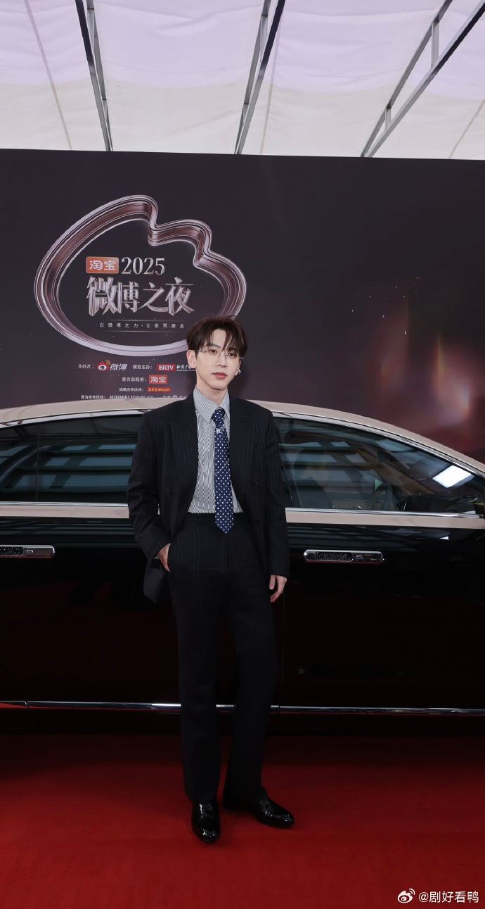 微博之夜明星首批下车生图微博之夜明星下车名场面 没有失望！首批下车生图真实好看，