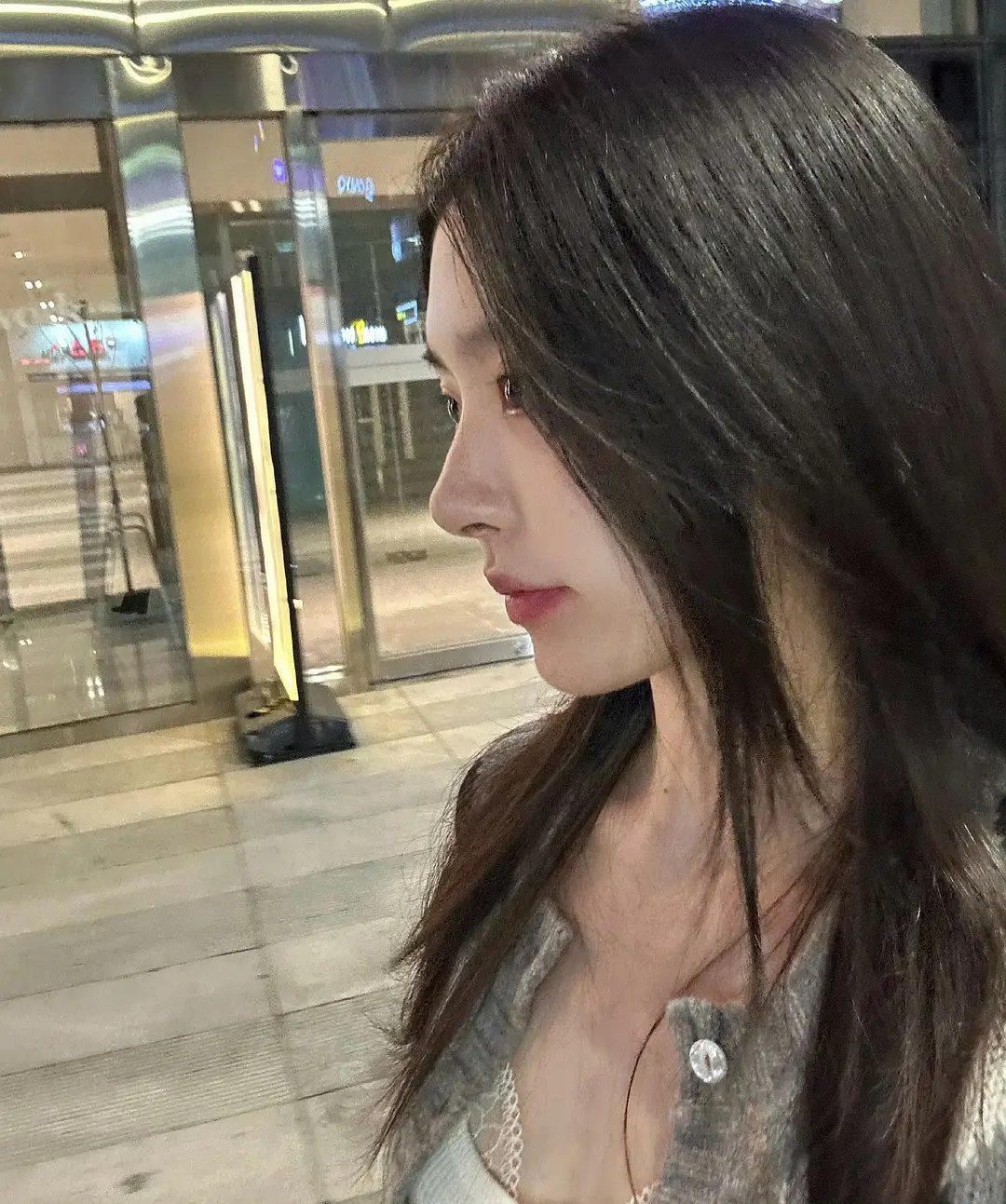第五季｜这张自拍玻璃反光里感觉柳柳旁边站了个人 如果没有当我眼花了半熟恋人半熟恋
