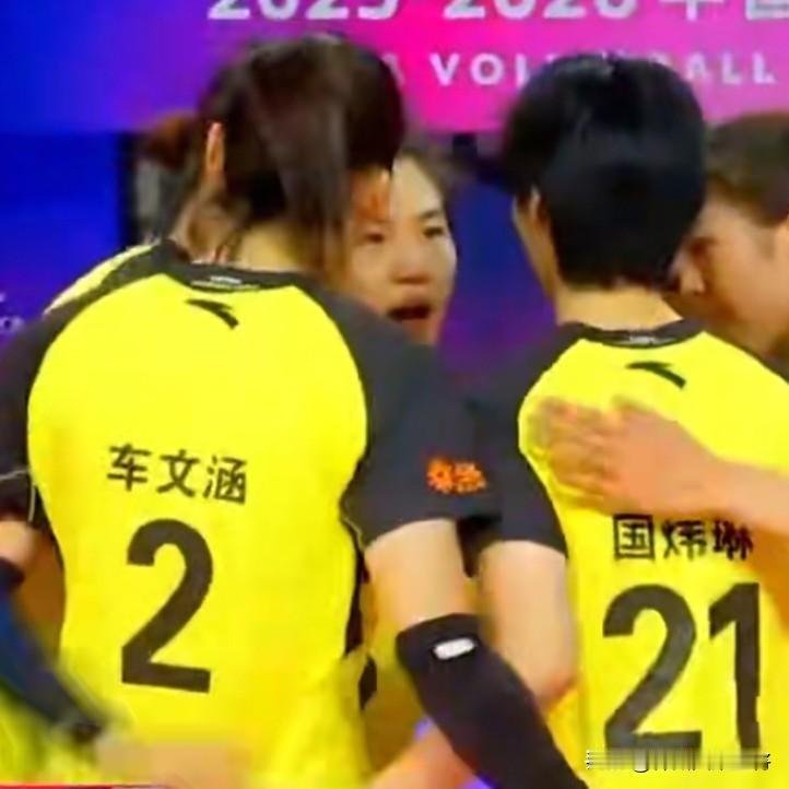 副攻决胜+双人拦网！山东女排3-0横扫，王梦洁回归太提气
 
排超第十轮焦点战，