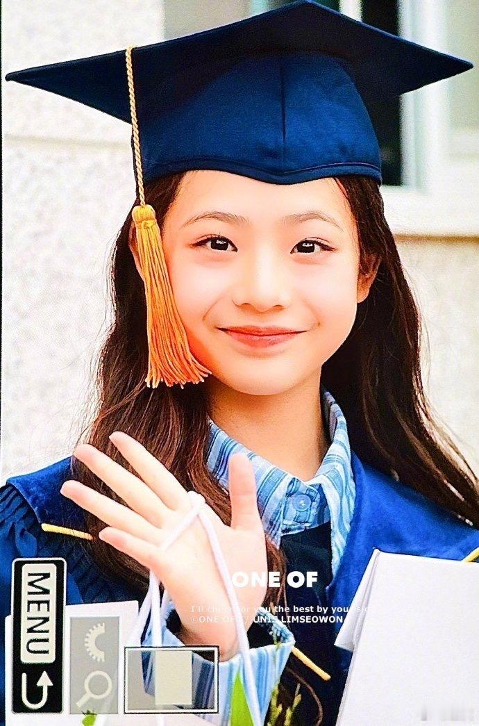 #韩国13岁爱豆小学毕业照# 韩国UNIS组合13岁爱豆林书媛小学毕业了，毕业照
