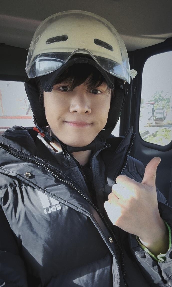 卓沅他拍vs自拍  卓沅他拍vs自拍有，卓沅又穿了他的丰收战衣，原皮限时返场，是