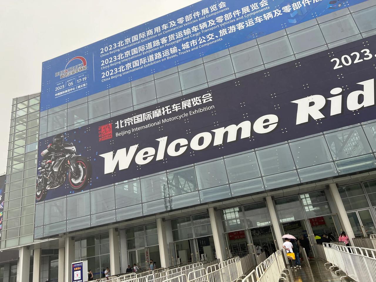 今年北京摩托车展比往常热闹不少，不少新车发布后引起不少讨论，推荐大家快来啊[泪奔
