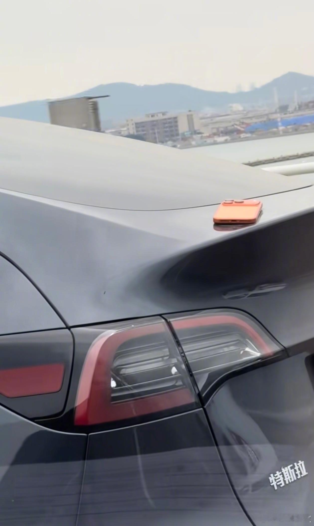 最近新流行，贴个手机机模在车这位置